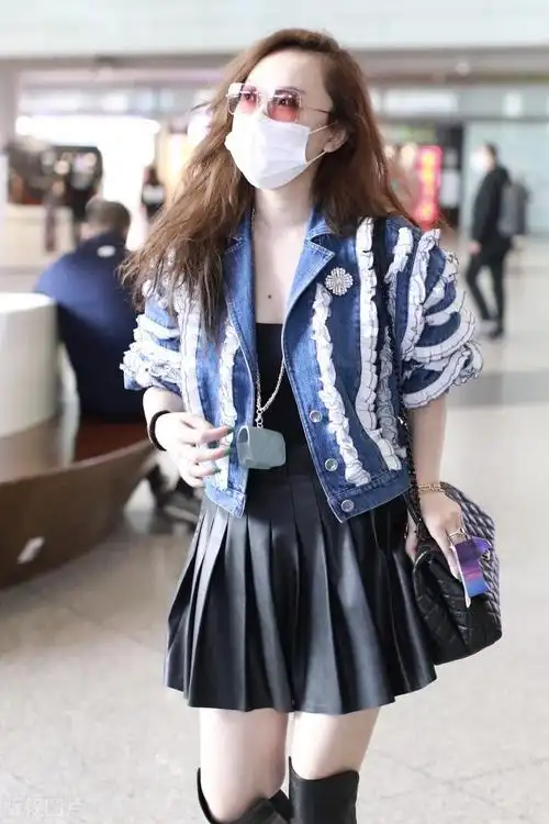 霍思燕脚踩黑色皮靴穿个性外套搭百褶皮裙现身机场,性感又摩登