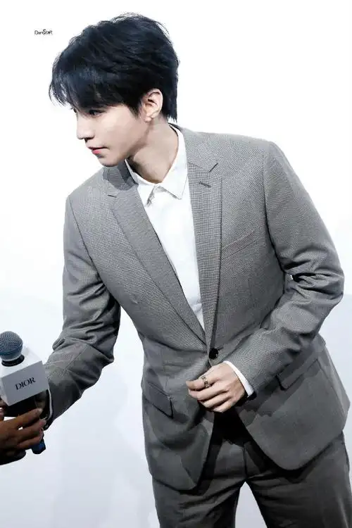 王俊凯灰西装look