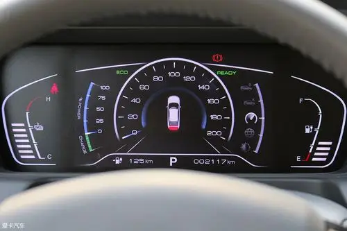 东风风神e70的仪表盘采用了全液晶显示,科技感十足.