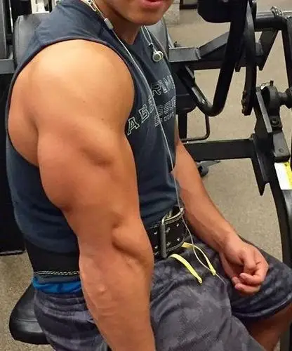 19岁小伙臂围达到48cm,一身健硕肌肉却被网友喷,小腿不如手臂粗