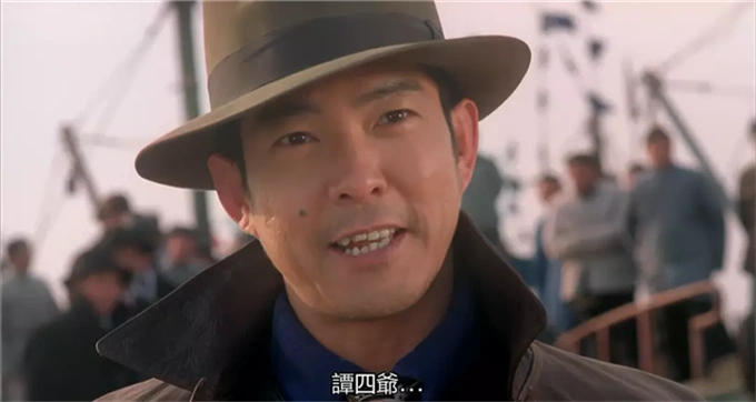 谭四可谓是c位出场,转头的那一刻仿佛让人看到了叱咤上海滩的许文强