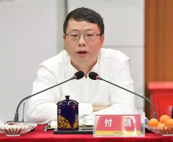 郎酒股份公司总经理付饶介绍郎酒生产经营及郎酒庄园建设情况