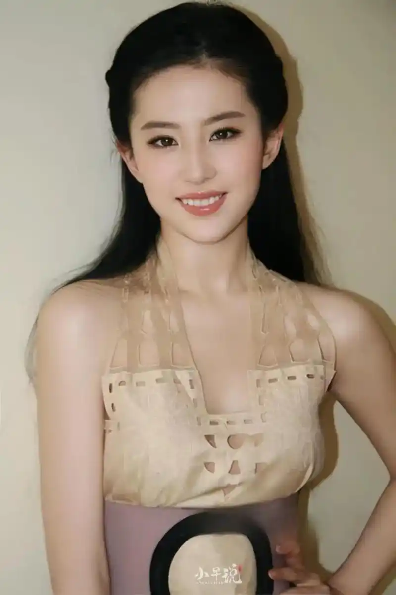 没想到刘亦菲这身漂亮礼服竟然是重新搭配的.这身礼服是 fen - 抖音