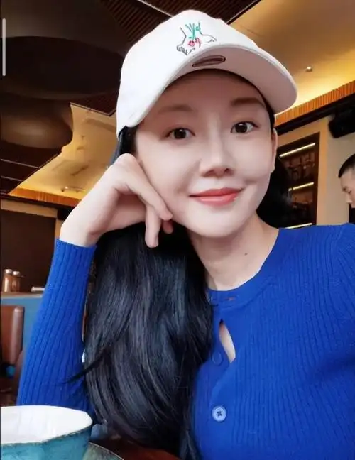 8月4日,苗苗在她的个人社交平台上分享了一段她和丈夫郑恺甜蜜约会的