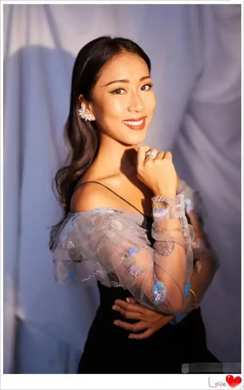 原创当26岁吴莫愁撞上30岁吉克隽逸,要白皮肤还是高颜值自己选吧!