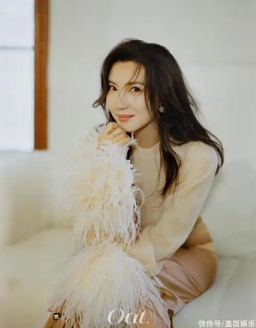 43岁陈好躺床上拍时尚大片!细腰不堪一握,涂红唇重回"万人迷"