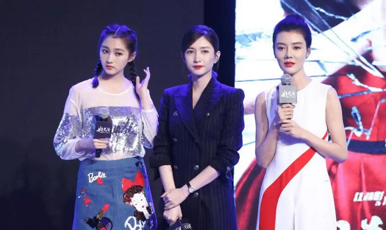 关晓彤江疏影车晓3位美女同框,江疏影站c位,晓彤和车晓在两旁,3位美女