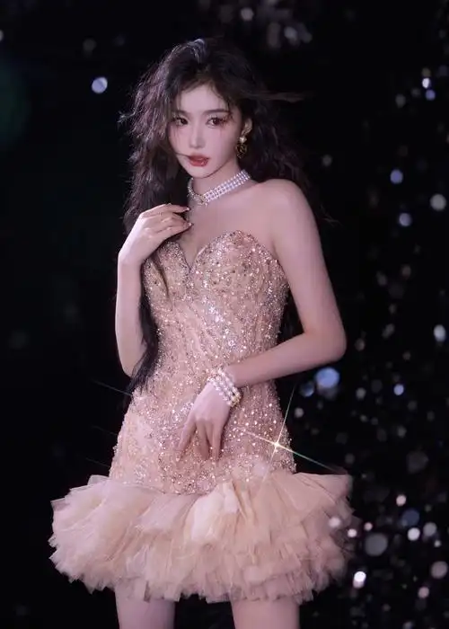 孔雪儿穿亮片抹胸裙吸睛 卷发红唇明艳动人