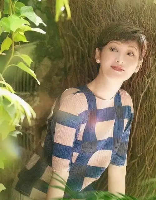 54岁徐帆近照美得不敢认!身穿针织衫优雅干练,新发型太抢镜