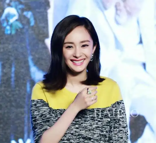 杨幂月牙笑表情包上线卖萌圈粉新技能get