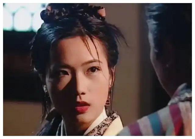 8,何洁珊   饰演完颜萍,她有着鹅蛋脸丹凤眼樱桃小嘴,近看