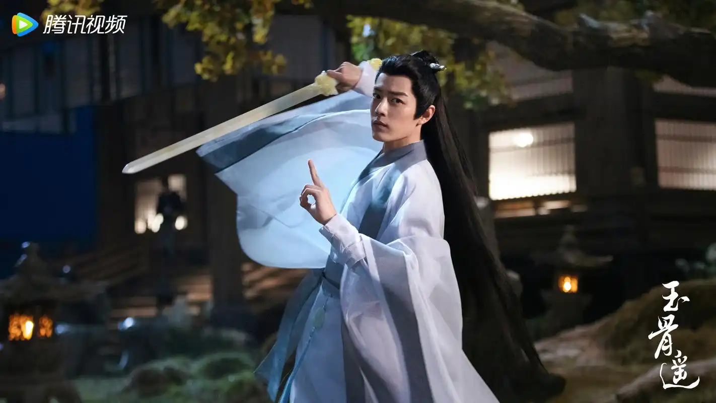 肖战登上杂志封面,时影撑伞亮相《博客天下》