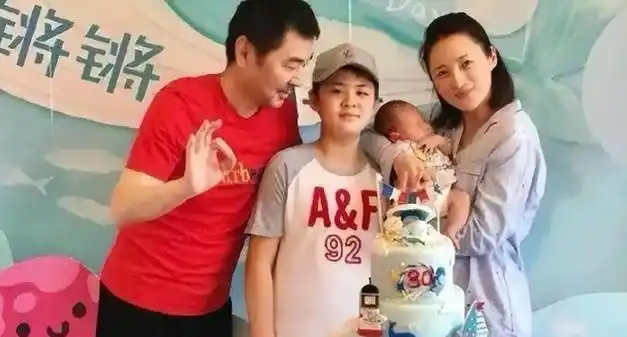 偶遇陈建斌蒋勤勤带小儿子看展,5岁儿子露正脸,模样跟爸爸很像|吴磊