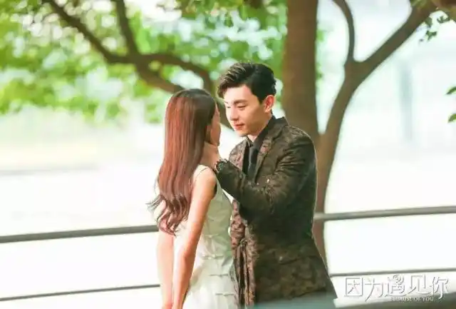 邓伦和李沁笑起来特别有夫妻相,网友直呼:在一起,在一起