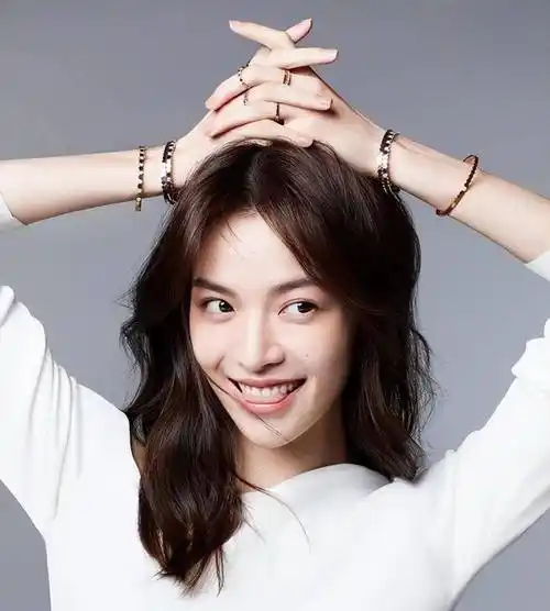 被冯小刚捧红,成龙接着捧,洪金宝准备捧,年纪轻轻被各大佬钟爱_钟楚曦