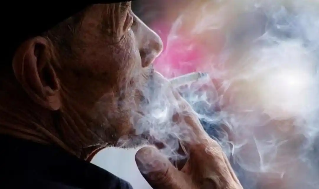 父亲蹲在那里抽烟