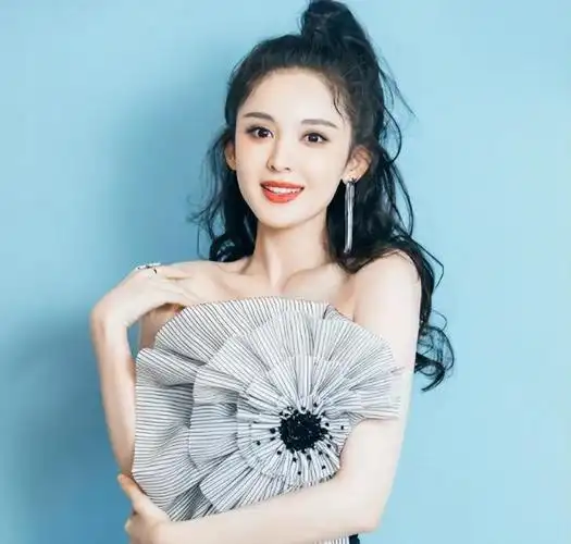 随后,古力娜扎的感情生活就成为了公众热议的话题.