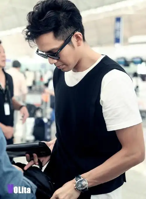 钟汉良机场照,黑色衣服酷似大佬,帅气又温暖