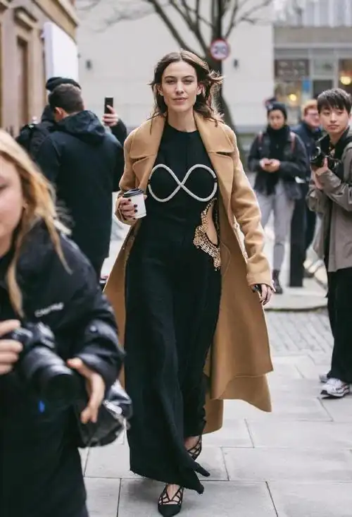 欧美街拍鼻祖alexachung绿色格纹大衣搭配网纹靴子韵味十足