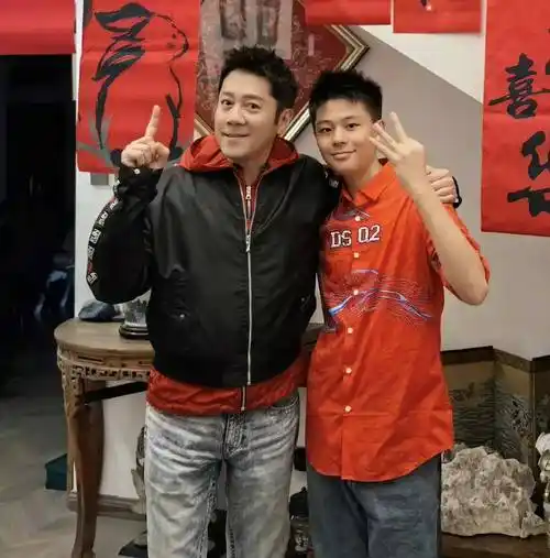 蔡国庆为大儿子庆祝生日13岁庆庆长相像爸爸身高一米八好出众