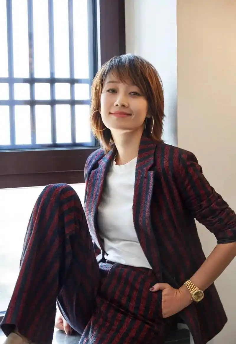 马伊琍又把头发剪短了,换"狗啃短发"赶时髦,穿条纹西装真好看