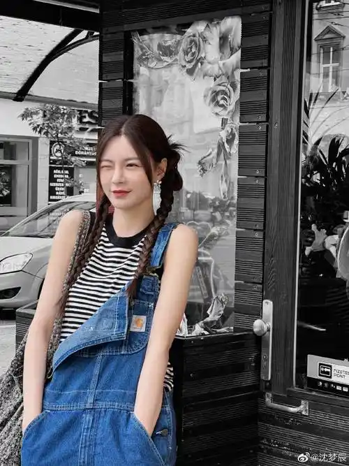 沈梦辰晒照甜美可爱,皮肤白皙水嫩似少女,小肚隆起引猜疑