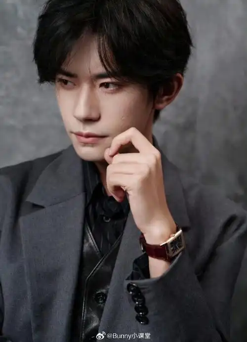 易烊千玺芭莎台下镜头