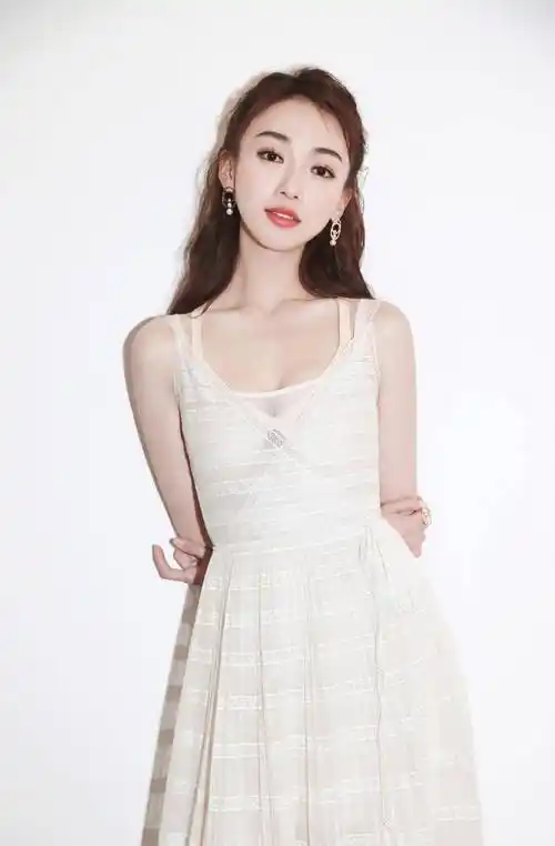 吴谨言虽然骨架小,但穿背心裙却尽显身材优势,又纯又欲惹人爱!