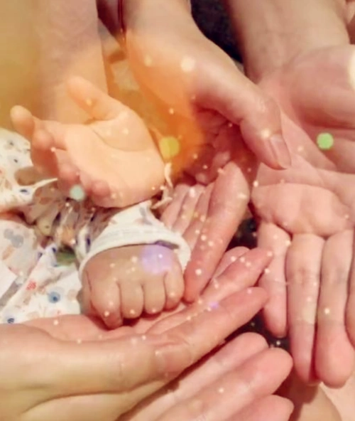 今年3月,陈赫首次晒出了一家四口手拉手的合影官宣二胎宝宝出生.