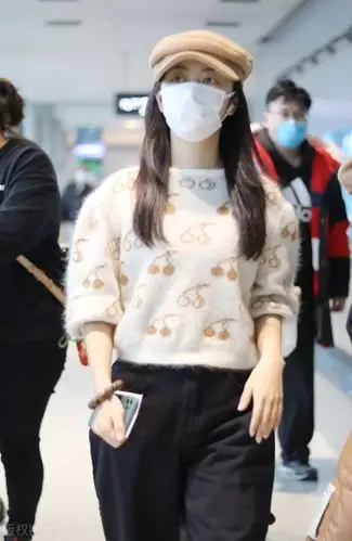 谭松韵穿小樱桃针织衫现身机场,头戴卡其色帽子可爱文艺