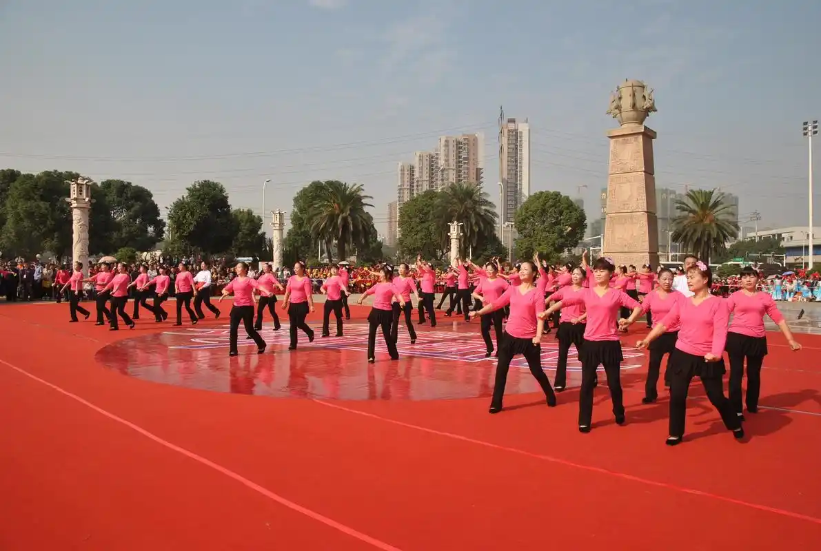 人多势众胆子大,做点错事也不怕?大妈们冲进酒店跳广场舞