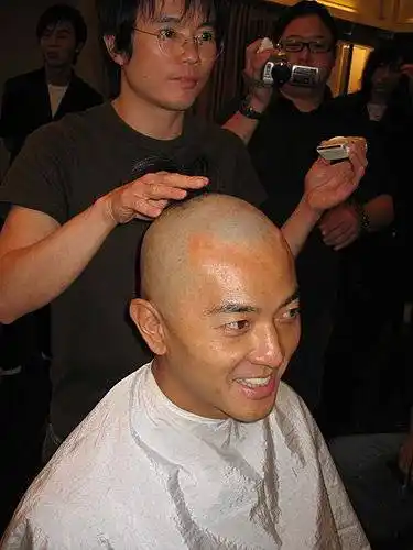 郑伊健拍《霍元甲》狠剃光头郑伊健版霍元甲秀芝的扮演者屈玥 饰演 王