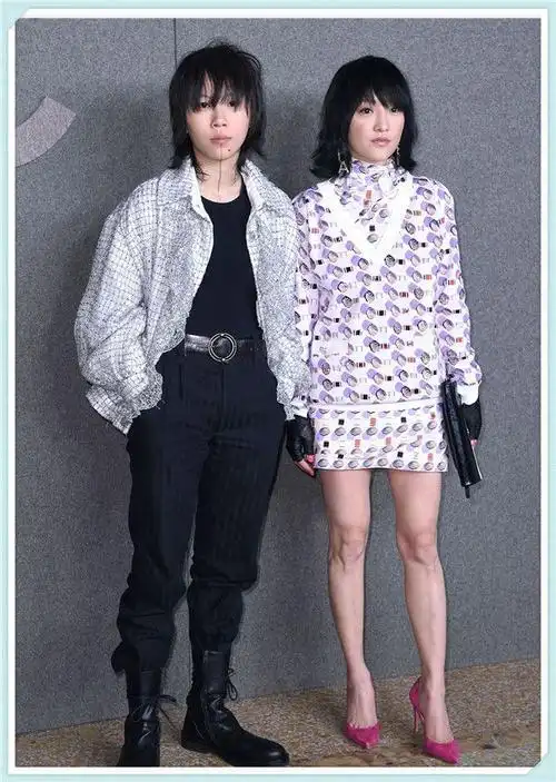 别看周迅已经44了,和窦靖童撞发型也一点没输,少女脸无敌了