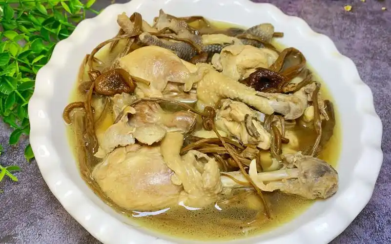 茶树菇炖鸡汤最好喝的做法,味道鲜美,肉嫩软烂,营养也十分丰富