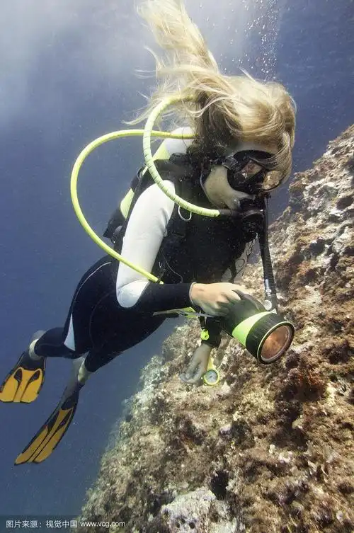 女性戴水肺的潜水员