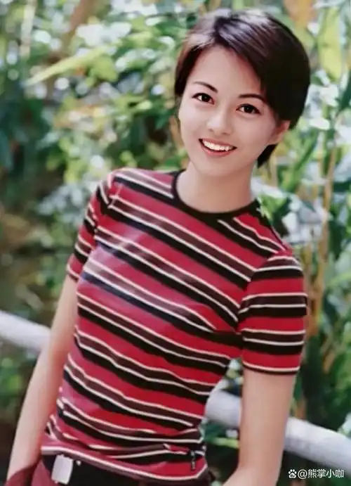 梁咏琪的音乐生涯起步于上世纪90年代,那时,她以一头标志性的短发和