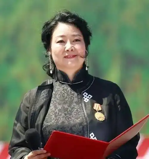 她被丈夫258元娶回家,"啃夫"6年,因外貌被导演破口大骂