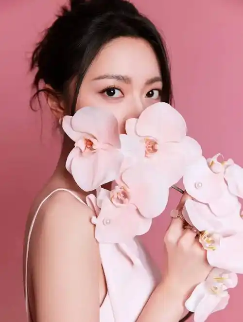 赵今麦系带粉裙 甜美娇嫩 如春日桃花 清新明媚