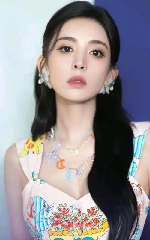 古力娜扎碎花短裙大长腿性感写真照,网友:美到窒息!