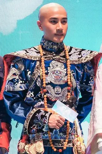 刘恺威"康熙"造型首曝光 新戏剃光头挑战颜值