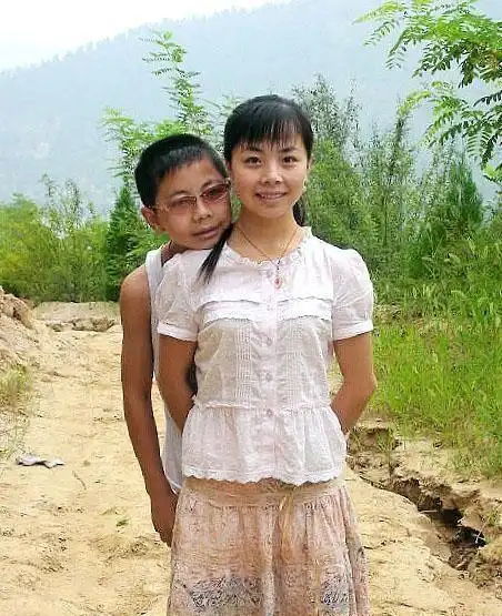 王二妮近照草根逆袭成了大官网友奢侈生活快赶上赵薇了