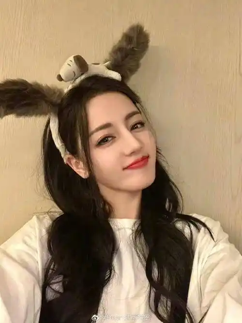 迪丽热巴晒四宫格捂脸卖萌照喊话"开工大吉",穿白衣戴卡通发箍妆容