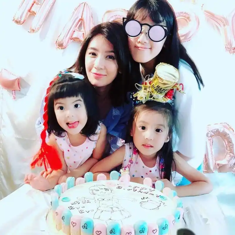 從週末到現在不吵不鬧不喝奶 我跟她爸都感動到