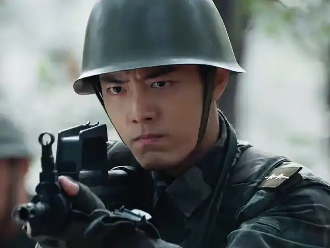肖战持枪的样子真帅满满的荷尔蒙