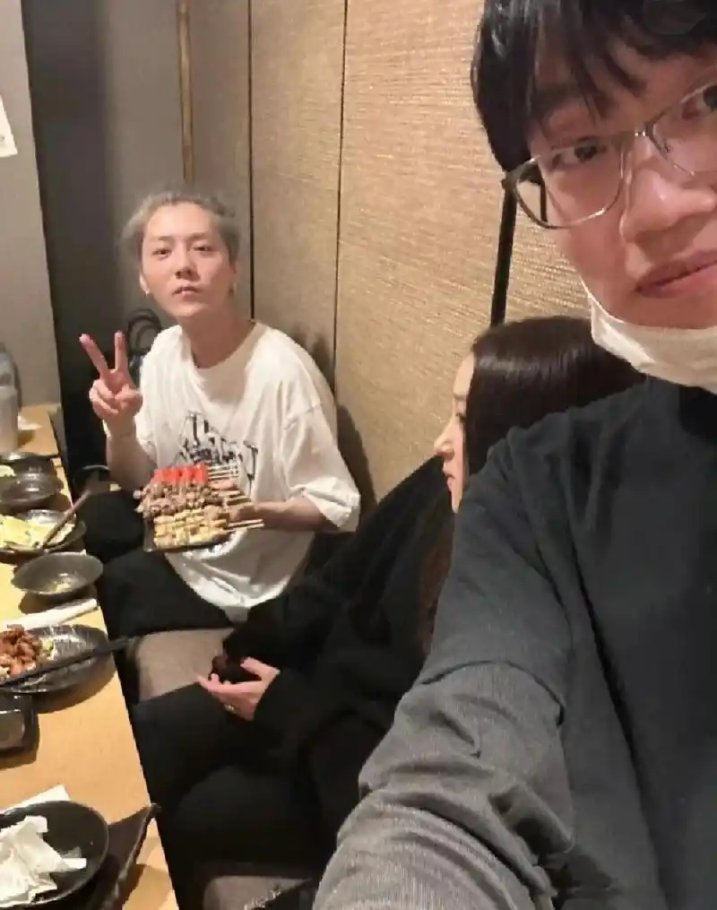 鹿晗现身成都被偶遇,疑似探班女友关晓彤,鹿晗背影壮了不少