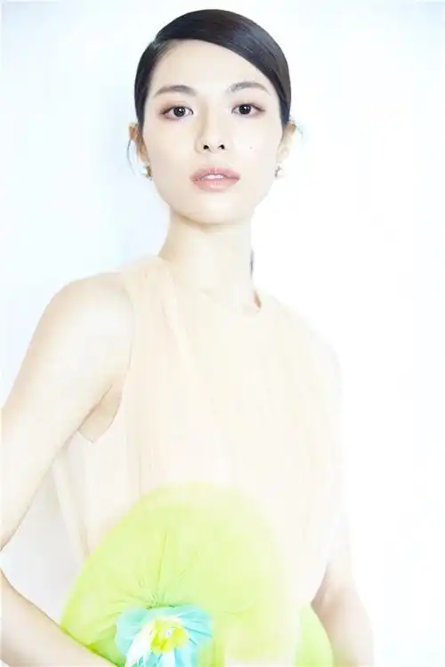 芳华女主钟楚曦一袭绿裙惊艳芭莎慈善夜青春灵动尽显芳华