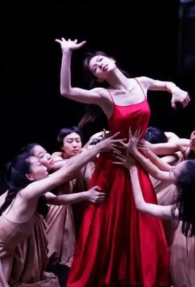 钟楚曦荞麦疯长李麦红裙舞姿剧照图片99