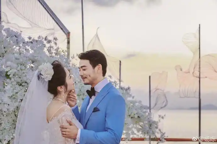 组图:杨烁隔空表白王黎雯爱意足 晒婚纱照深情相拥很唯美