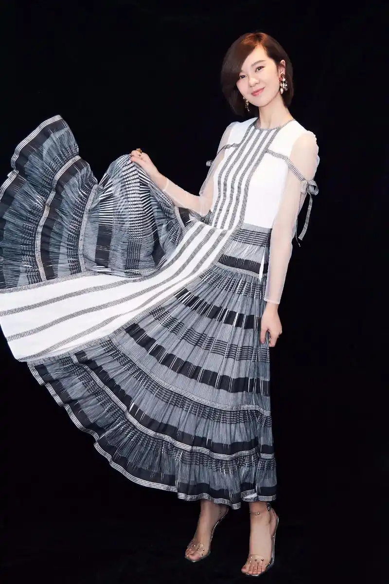 郁可唯机场放飞自我,像是跳广场舞的大妈,网友:没吃药就出门了