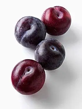 切开的李子图片